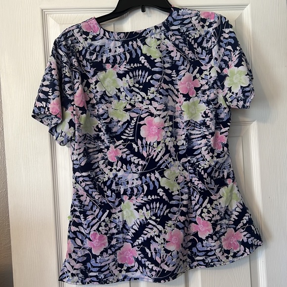 Healing Hands flower scrub top - Picture 5 of 5